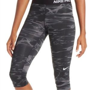 Nike Pro • Camo Dri-Fit Capri Leggings S